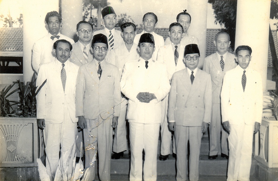 Hasil gambar untuk BLOG PERKEMBANGAN KEHIDUPAN POLITIK DAN EKONOMI BANGSA INDONESIA PADA MASA AWAL KEMERDEKAAN SAMPAI MASA DEMOKRASI TERPIMPIN