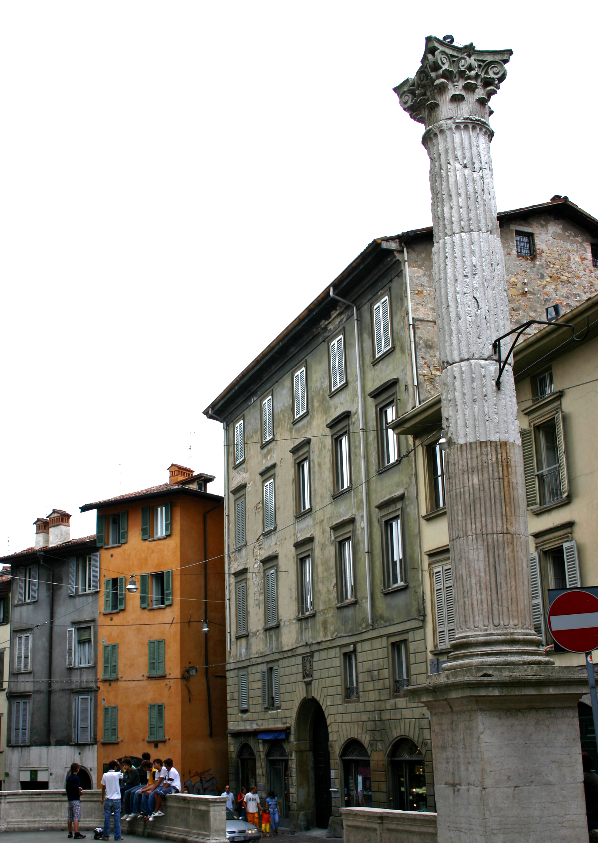 S&#248;ylen som markerer stedet i Bergamo hvor Alexander ble henrettet 