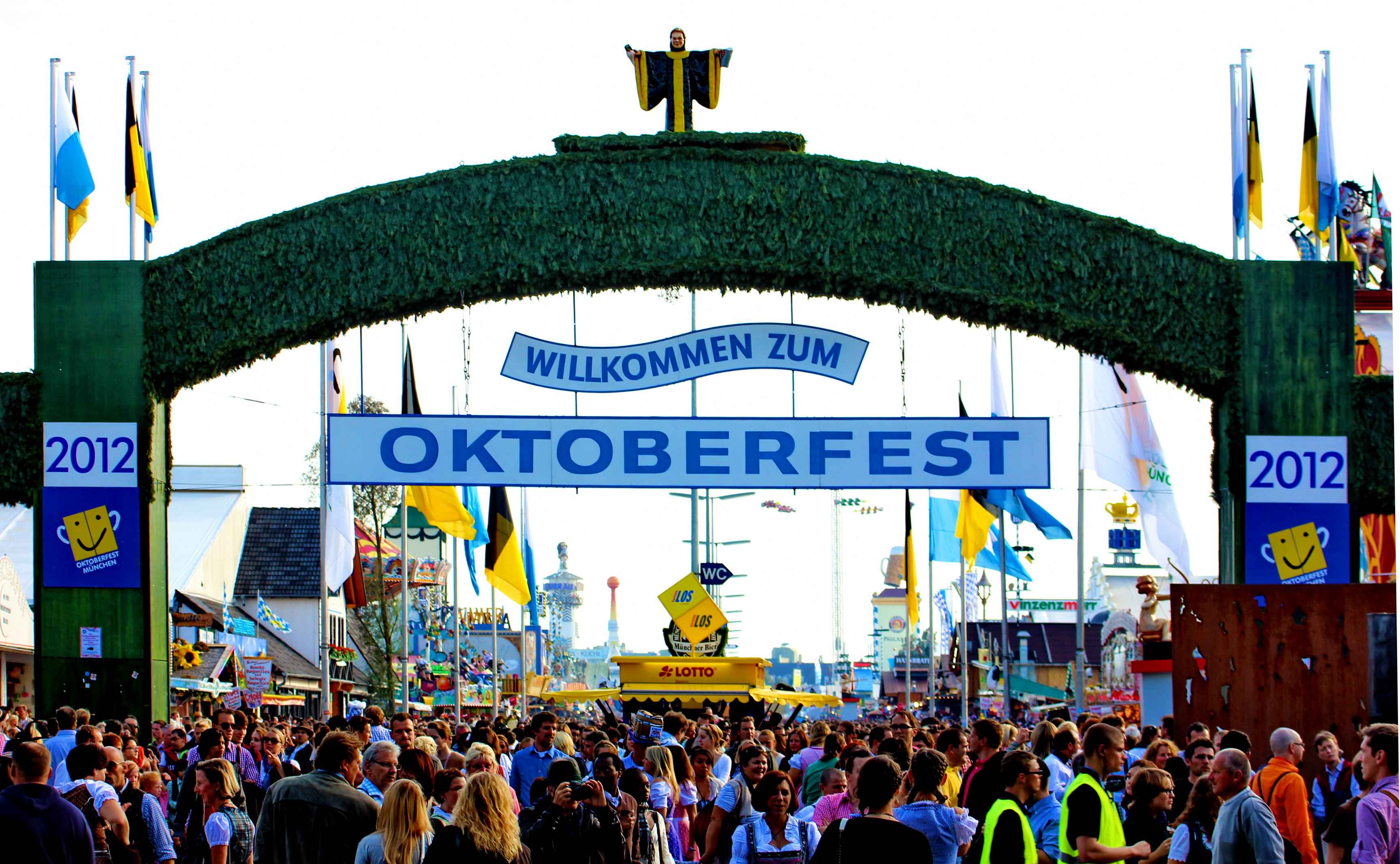 File:Haupteingang Oktoberfest 2012.JPG