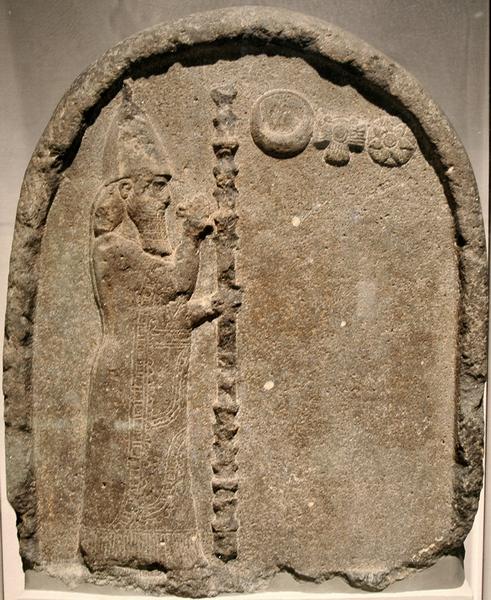 Darstellung der letzten Königs des Neubabylonischen Reiches, Nabonid, vor der Mondsichel mit aschgrauem Mondlichts am Kopf einer babylonischen Stele im Britischen Museum.