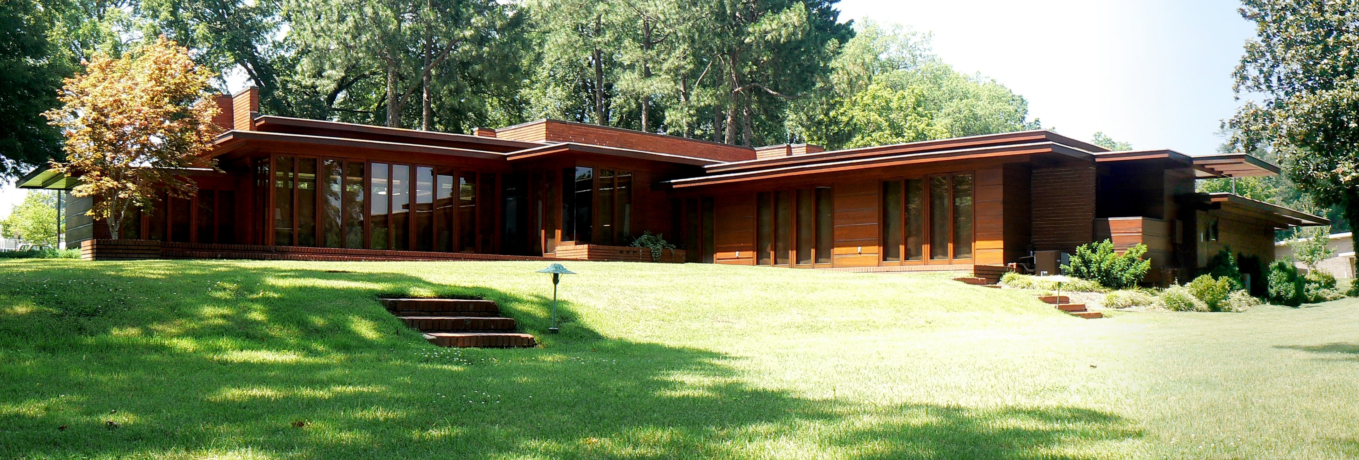 http://upload.wikimedia.org/wikipedia/commons/c/cc/Rosenbaum_House_Front_Pano.jpg