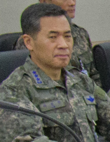 파일:Air Force (ROKAF) Lieutenant General Lee Yeong-Man 공군중장 이영만 (ROK-US Sign Final Version of Combined Counter-Provocation Plan 8588045164 87ca694eee o).jpg