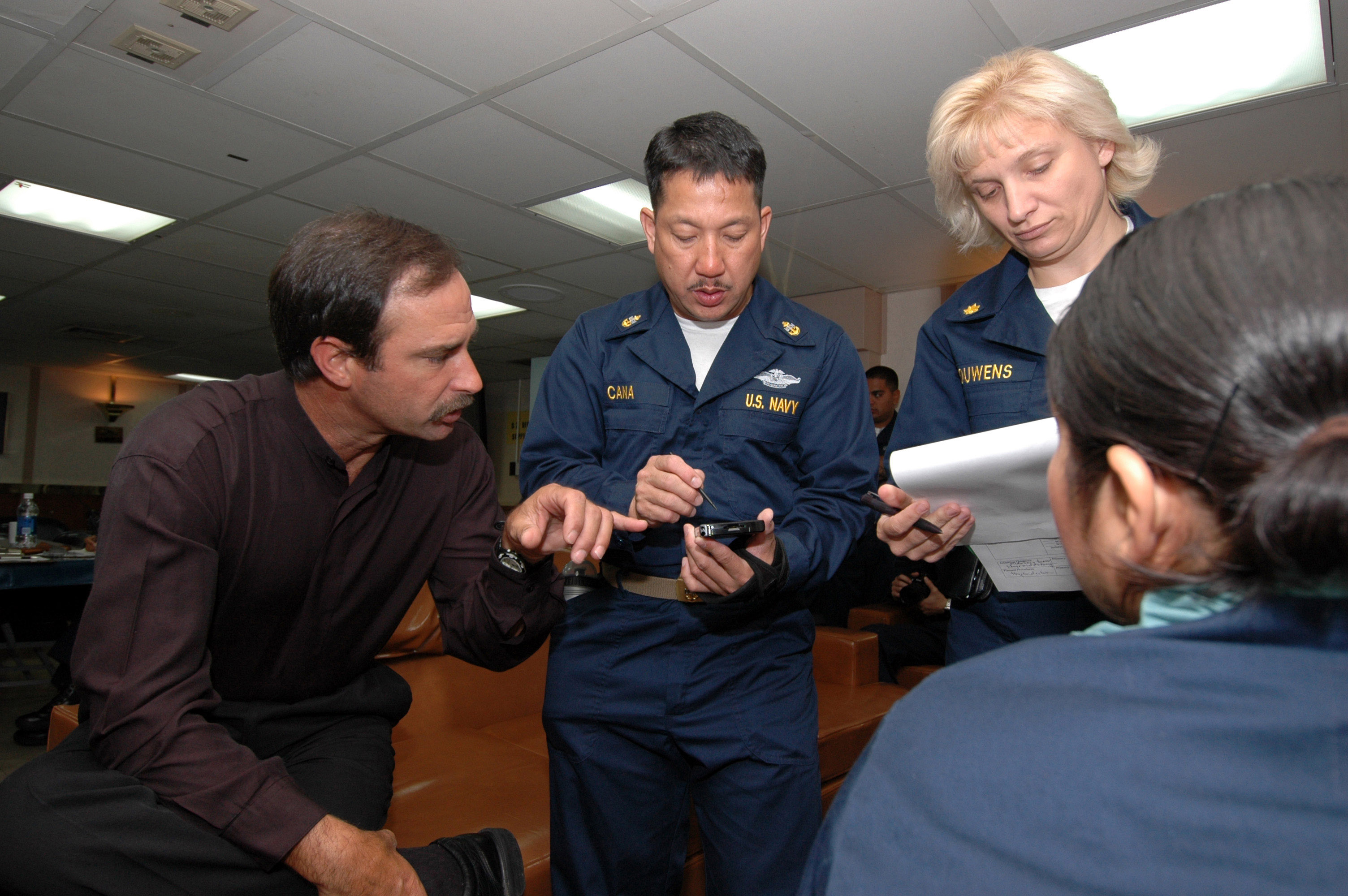 File:US Navy 060518-N-2832L-013 Senior training specialist with