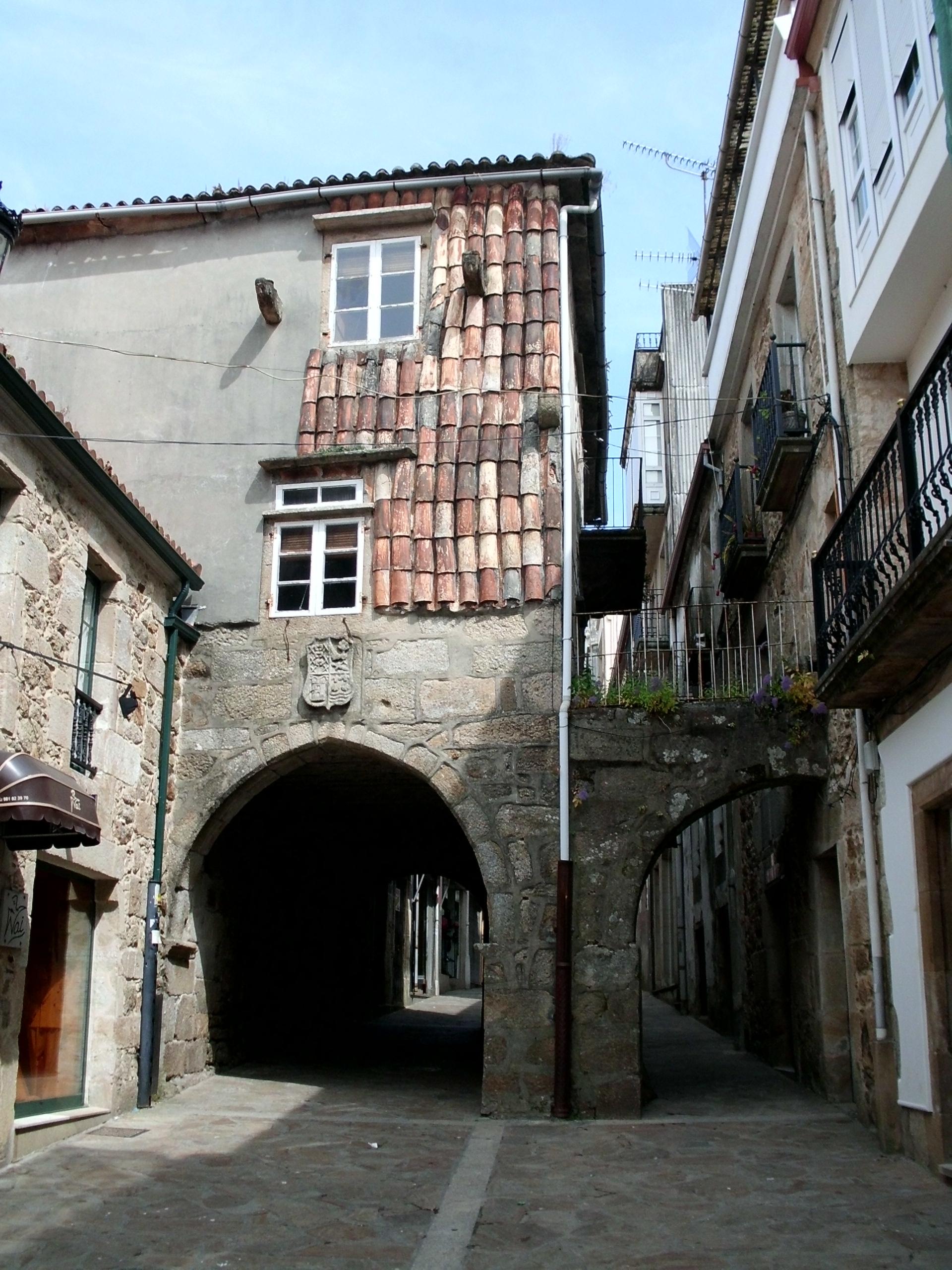 http://upload.wikimedia.org/wikipedia/commons/c/cd/Vista_xeral_do_Pazo_do_Forno_do_Rato.jpg