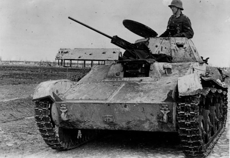 http://upload.wikimedia.org/wikipedia/commons/c/ce/Bundesarchiv_Bild_183-J19893%2C_Russland%2C_Cholm_russischer_Beutepanzer.jpg