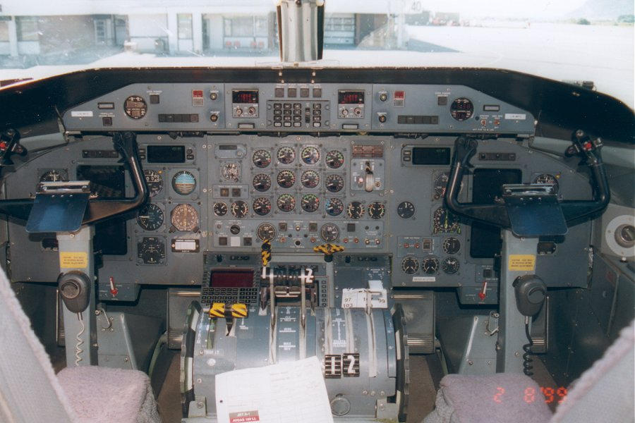 Dash_8-300_cockpit.jpg