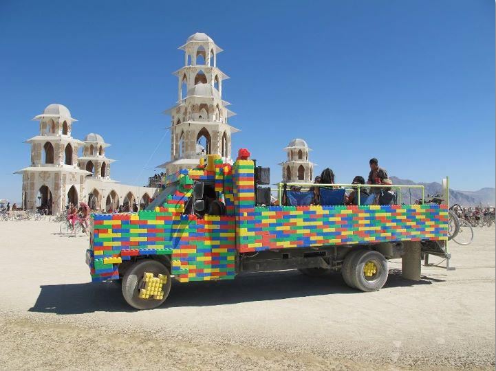 Evénements, festivals ou autres LEGO_Truck_@_Burning_Man_2011_Temple