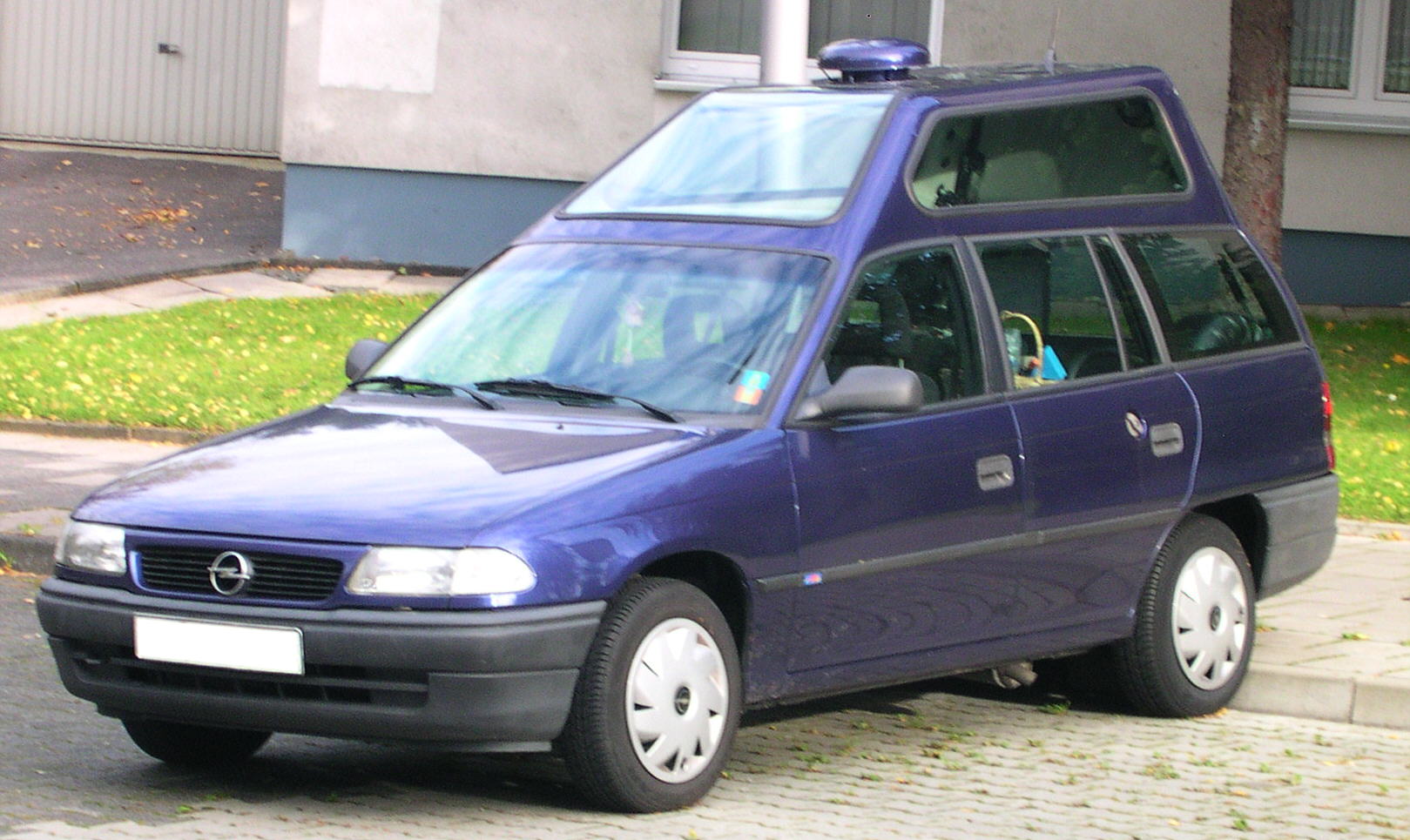 Opel_Astra_Rollstuhltransport.jpg