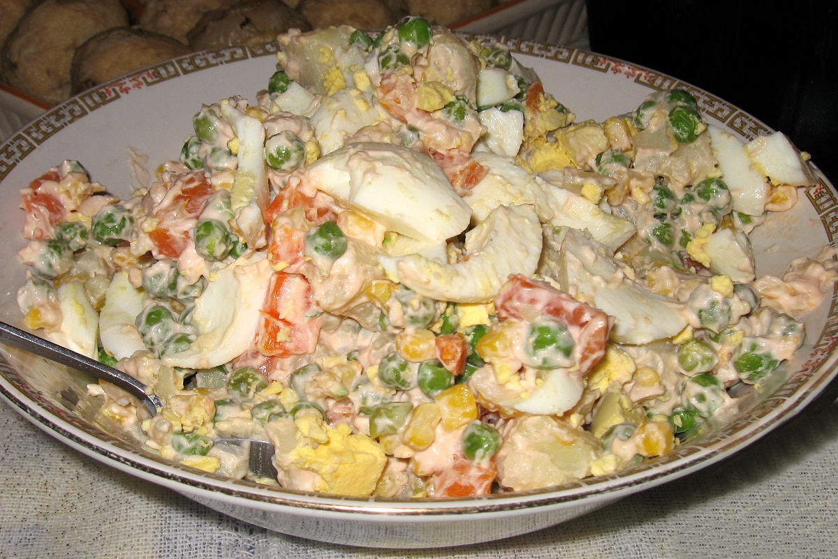 http://upload.wikimedia.org/wikipedia/commons/c/ce/Russian_Olivier_salad.jpg