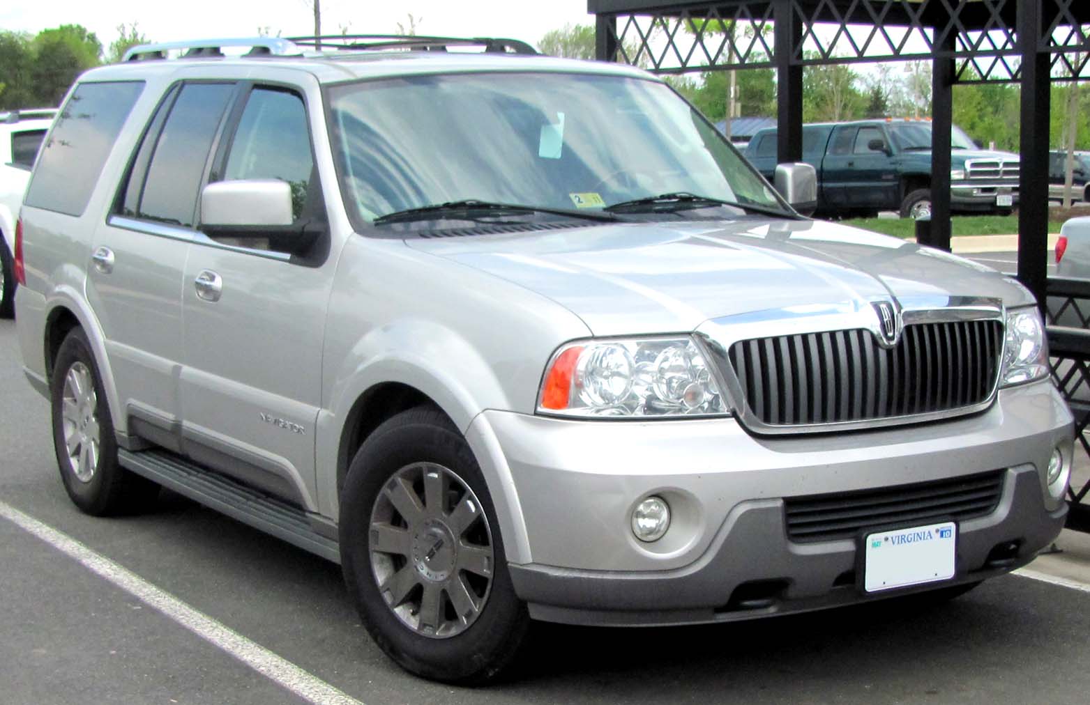 2003-2004_Lincoln_Navigator_--_04-22-201