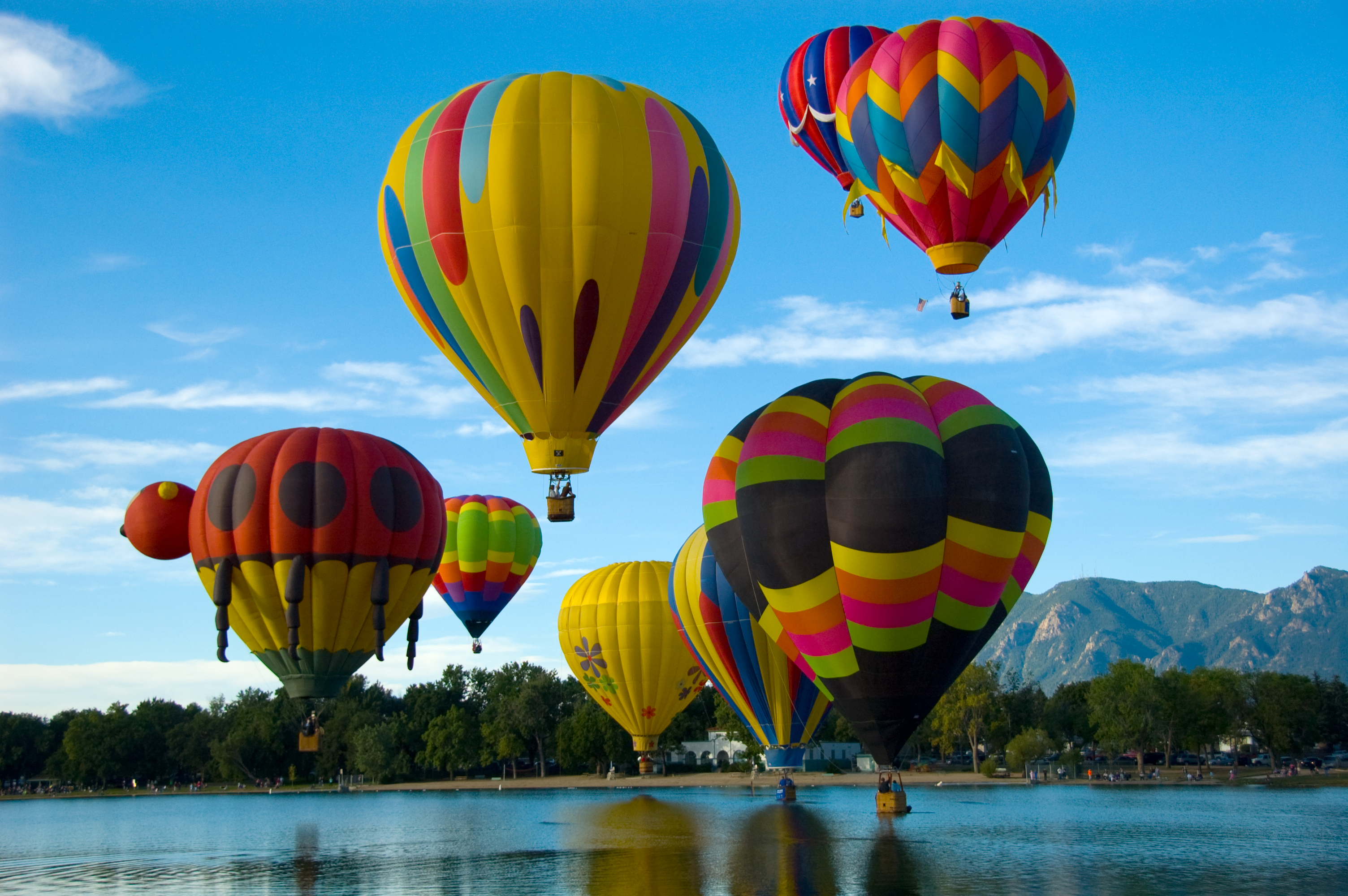 File:Colorado Springs Hot Air Balloon Competition.jpg - Wikimedia Commons