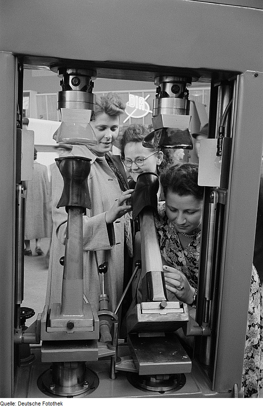 Fotothek df roe-neg 0006742 025 Besucherinnen der Leipziger Herbstmesse 1954 bet.jpg