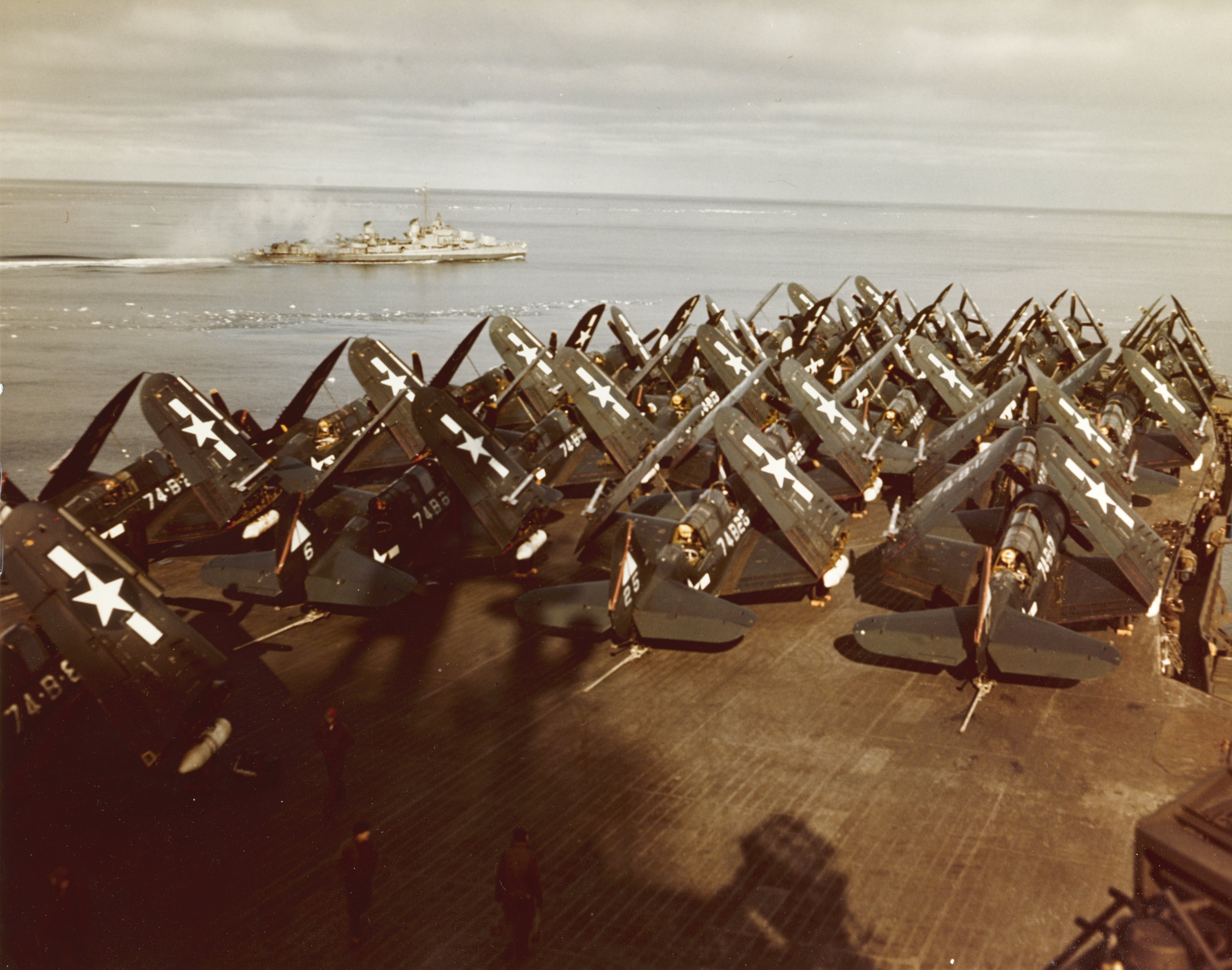 [Obrazek: USS_Midway_%28CVB-41%29_during_Operation...h_1946.jpg]