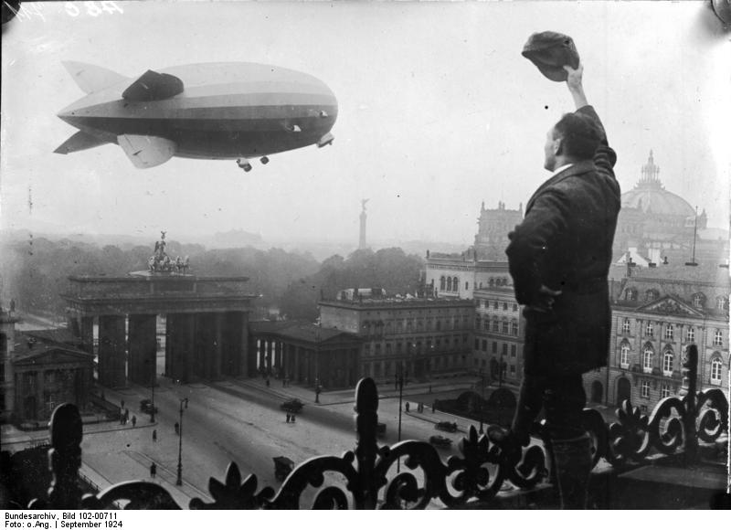 Juego: traeme una imagen - Página 9 Bundesarchiv_Bild_102-00711,_Berlin,_Zeppelin-Luftschiff_Z.R._III