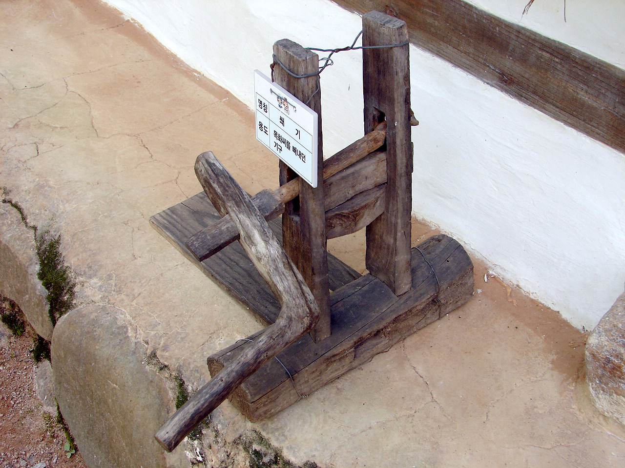 traditional dual-roller cotton gin