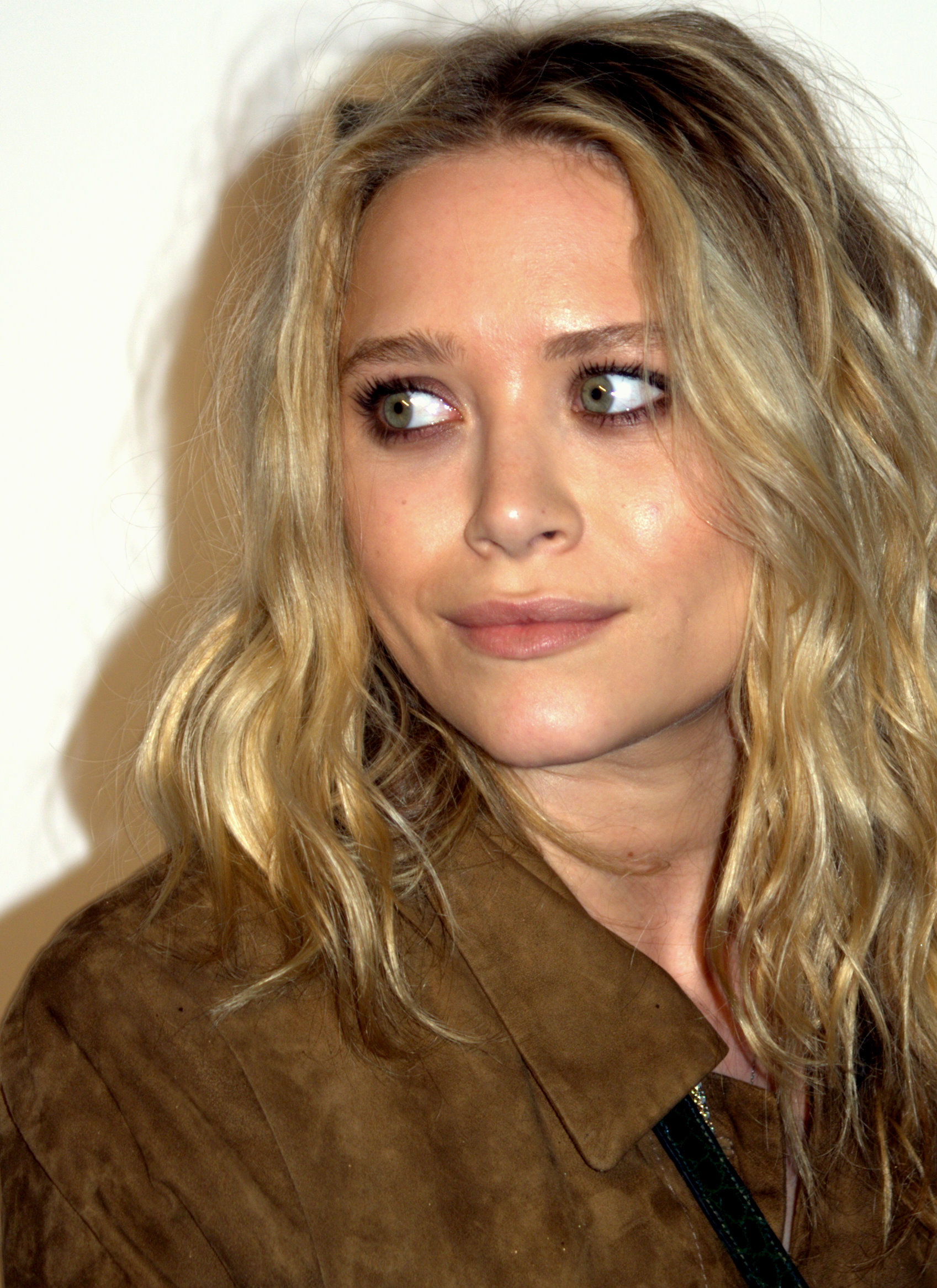 File:Mary-Kate Olsen 2009 Tribeca portrait.jpg - Wikimedia Commons
