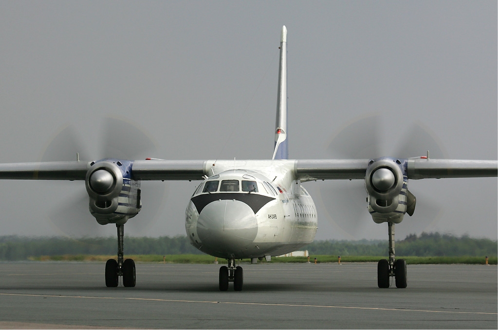Antonov AN-24 (avión de transporte propulsado por dos turbohélices Unión Soviética / Rusia) Polet_Antonov_An-24_Pichugin-1