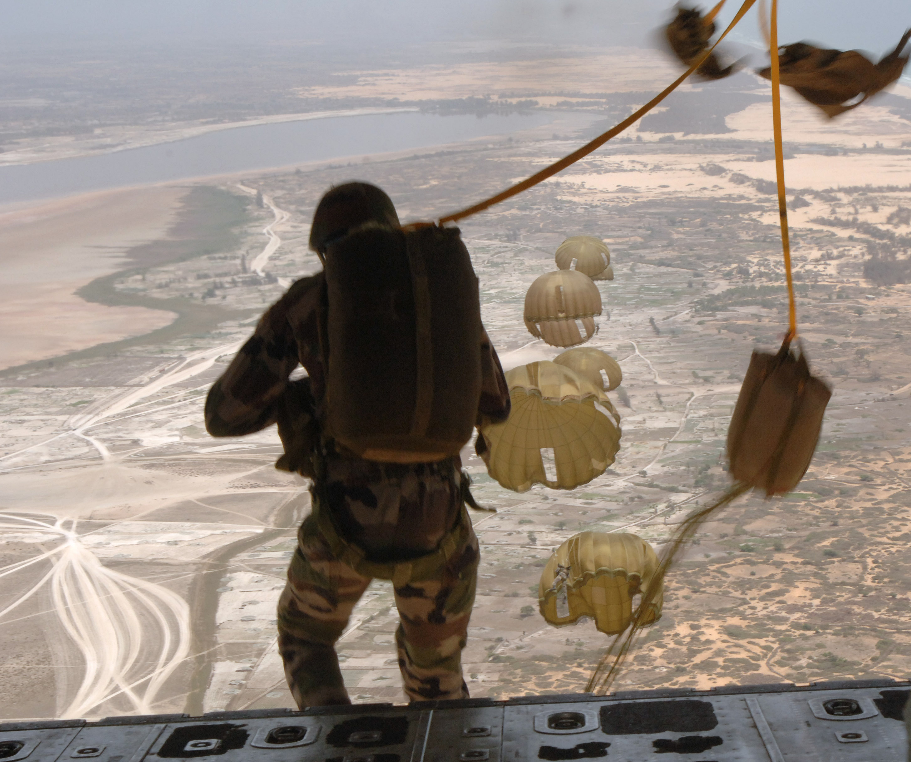 File:Senegal soldiers - parachute jump.jpg - Wikipedia