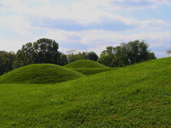 http://upload.wikimedia.org/wikipedia/commons/d/d2/Mound_City_Chillicothe_Ohio_HRoe_2008.jpg