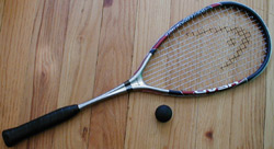 படிமம்:Squash-racquet-and-ball.jpg