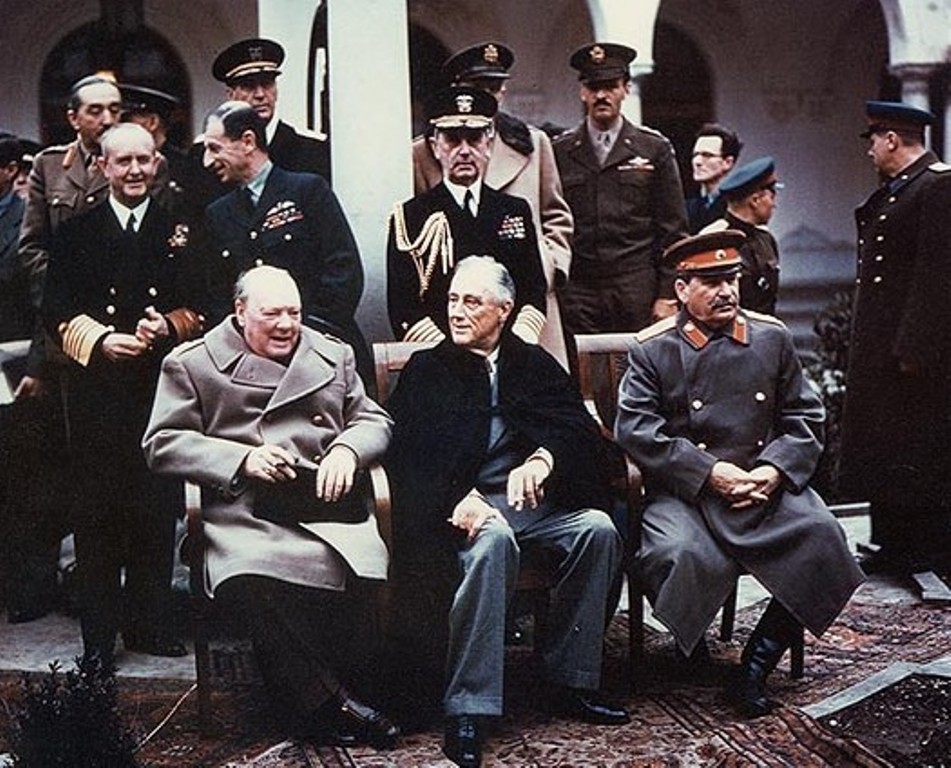 Fitxer:Yalta summit 1945 with Churchill, Roosevelt, Stalin.jpg