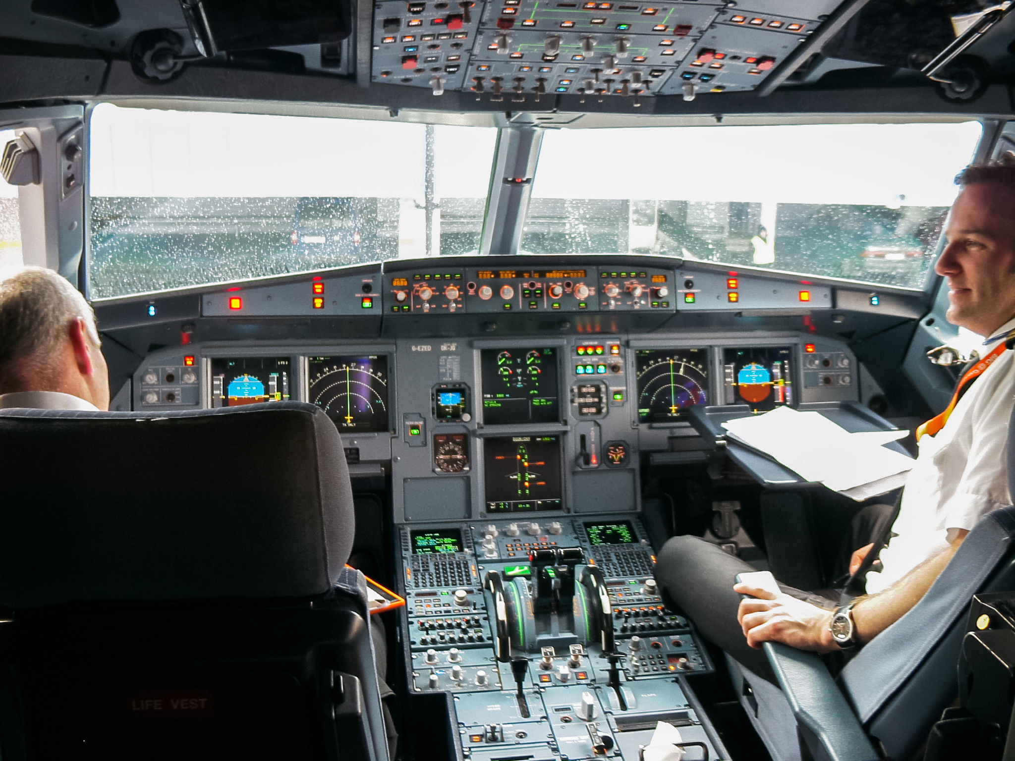 Airbus-319-cockpit.jpg