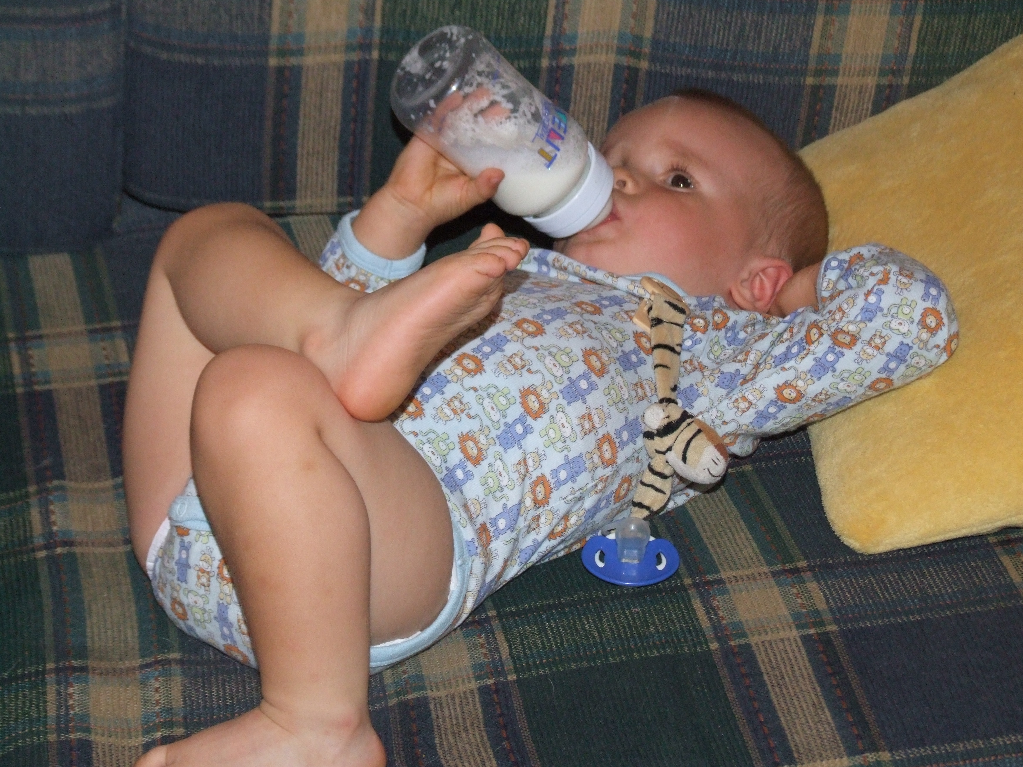 File:Dziecko je-pije z butelki