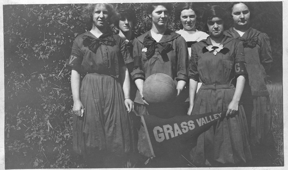 Grass_Valley_High_School_girls_basketball_team%2C_1918.jpg