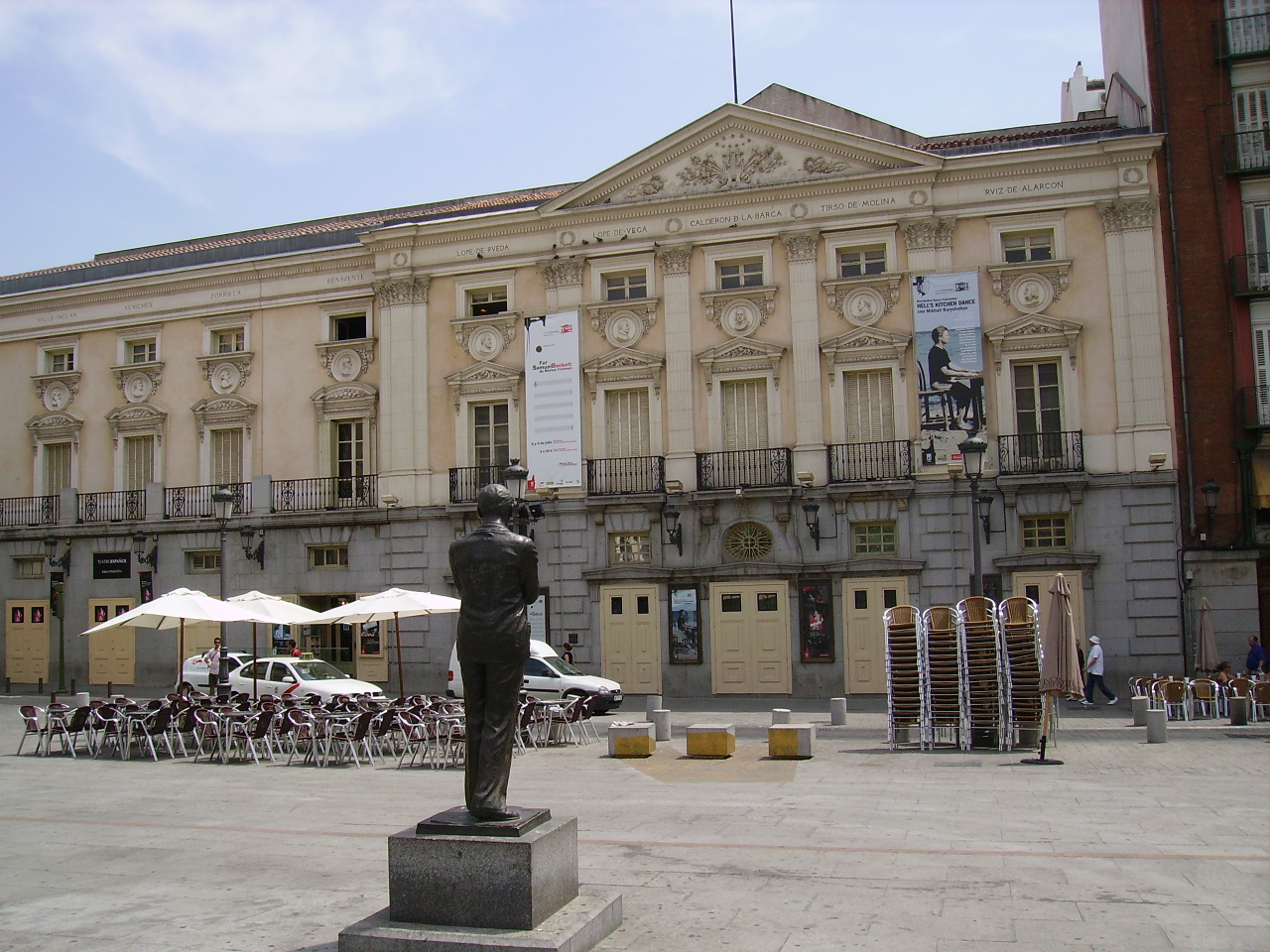 http://upload.wikimedia.org/wikipedia/commons/d/d3/Plaza_de_Santa_Ana.JPG