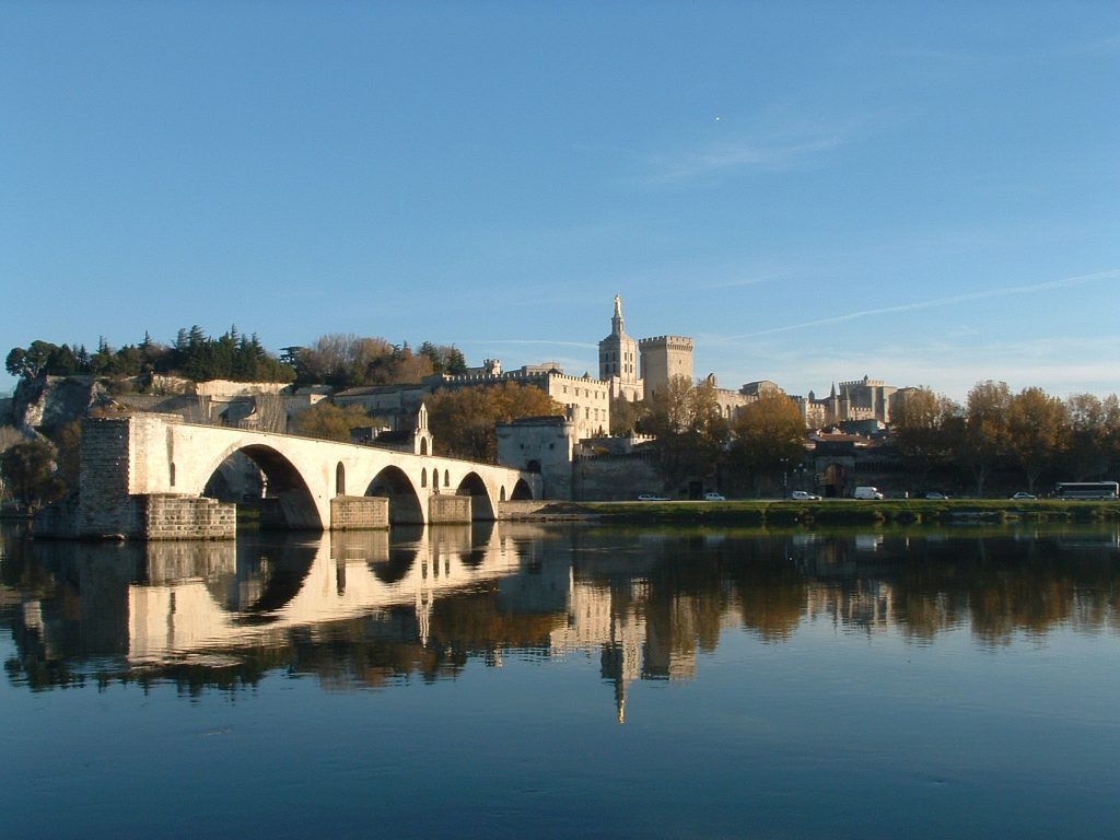 http://upload.wikimedia.org/wikipedia/commons/d/d3/Pont_d%27Avignon,_rocher_des_Doms,_palais_des_papes.jpg