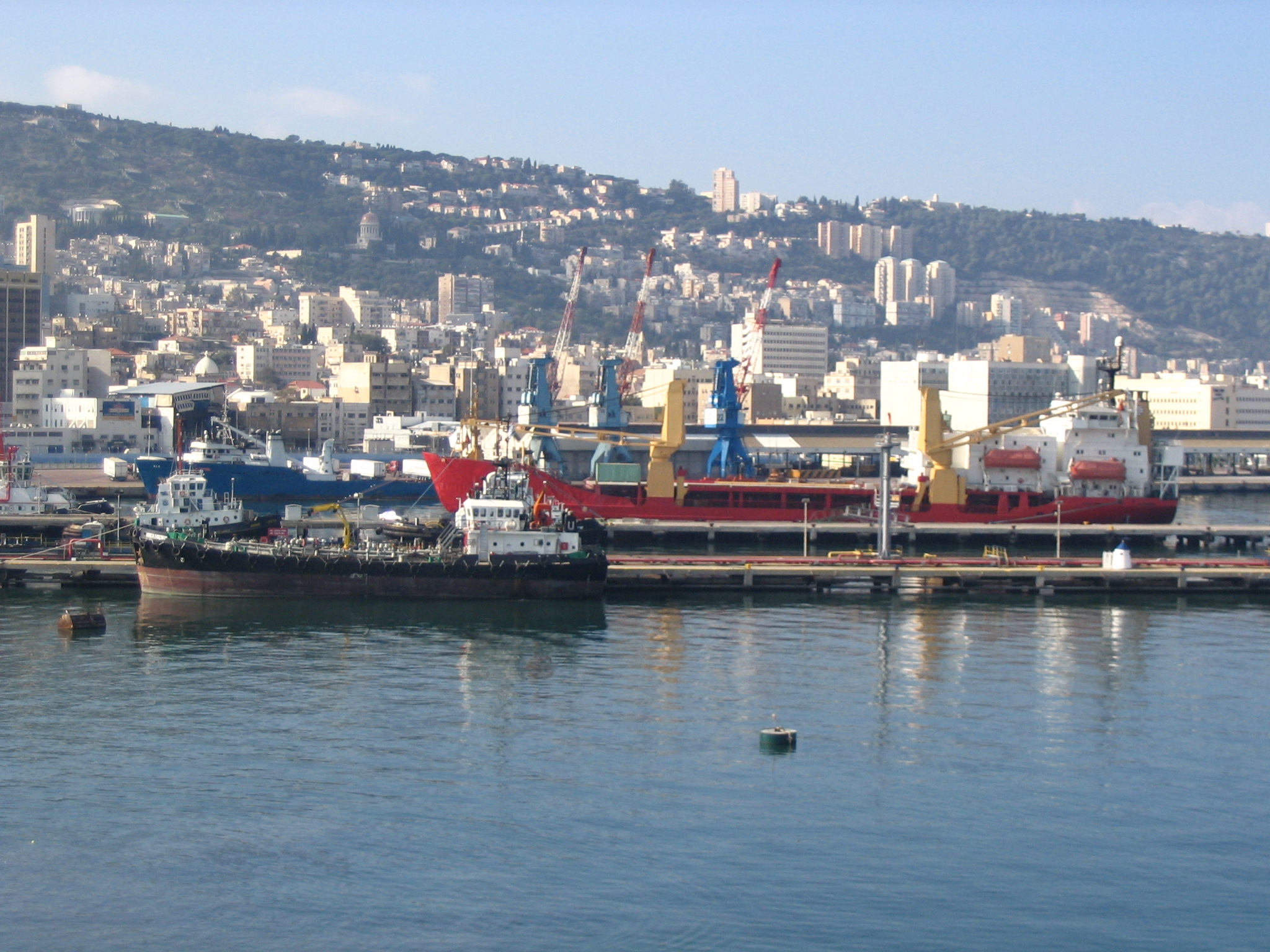 فى حالة حدوث حرب(من اهم المواقع الإسرائيليه التى يمكن ضربها) Port_of_Haifa,_viewed_from_the_sea