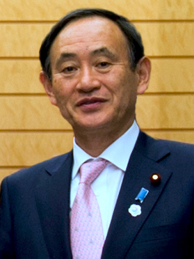 Berkas:Yoshihide Suga cropped 3 Joint Press Announcement of the Okinawa Consolidation Plan.jpg