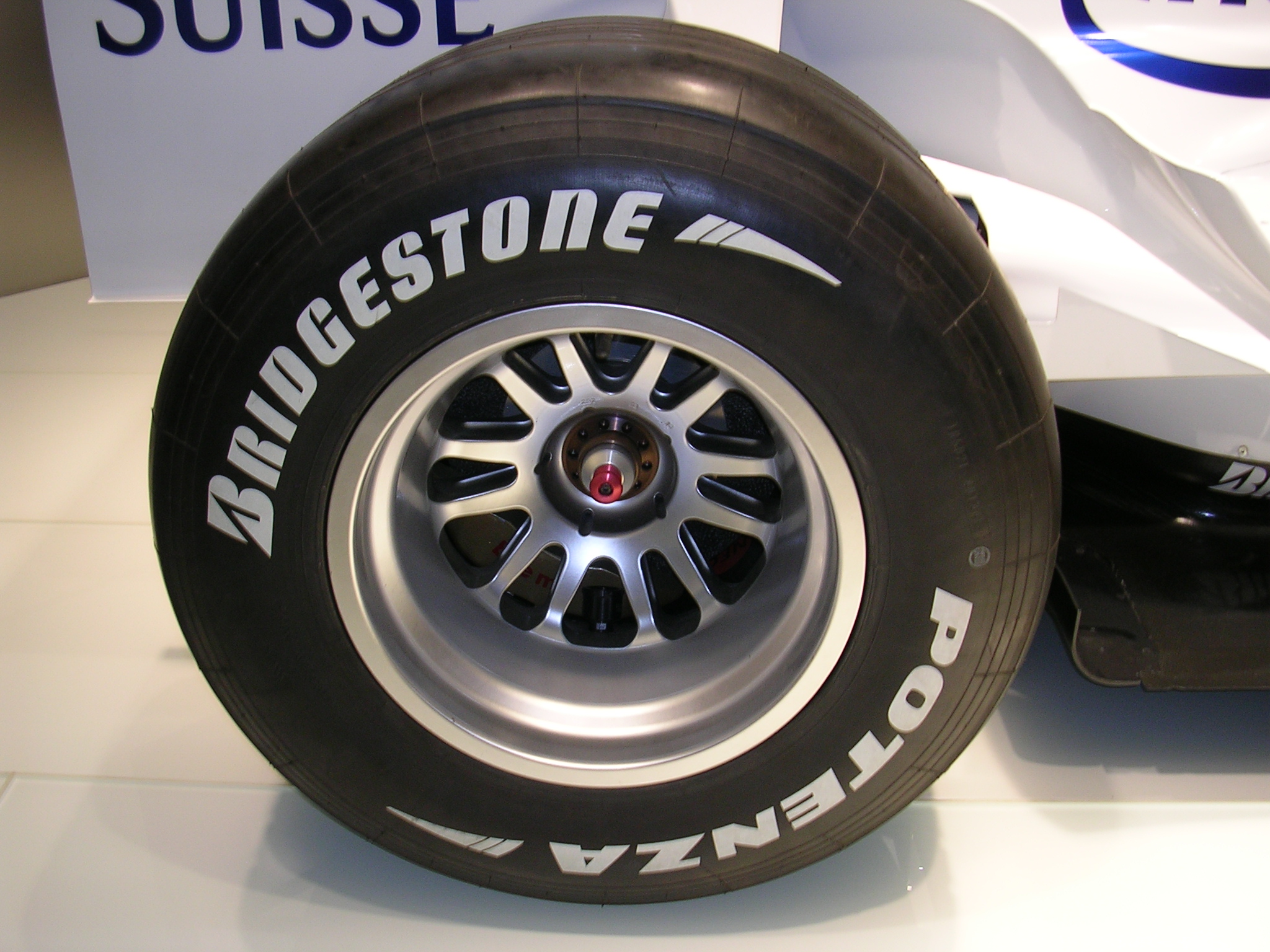 BMW_Sauber_F1.06_rear_wheel_-_Bridgestone_tire.jpg