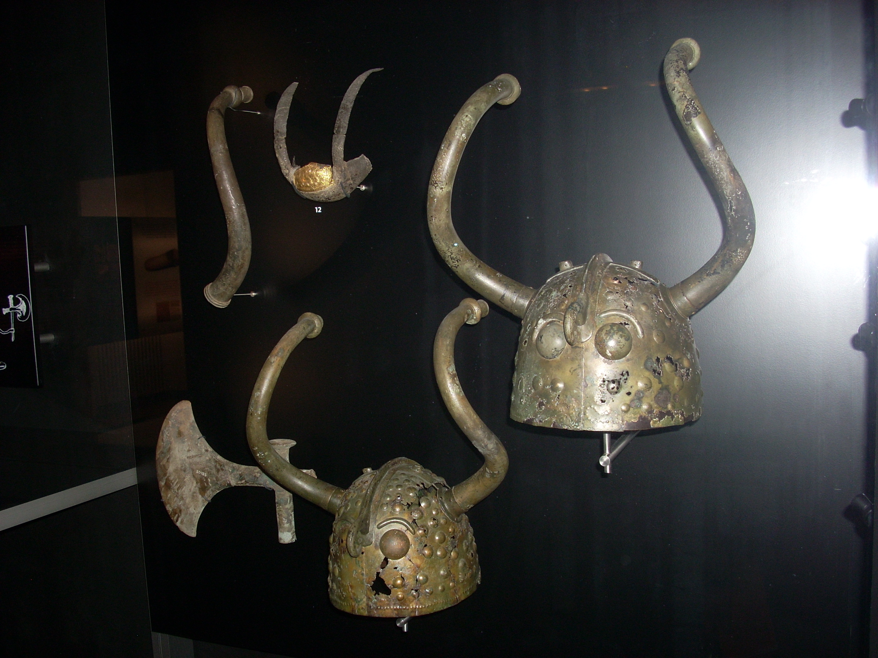 Bronze_Age_Helmets,_Nationalmuseet_Copenhagen.jpg