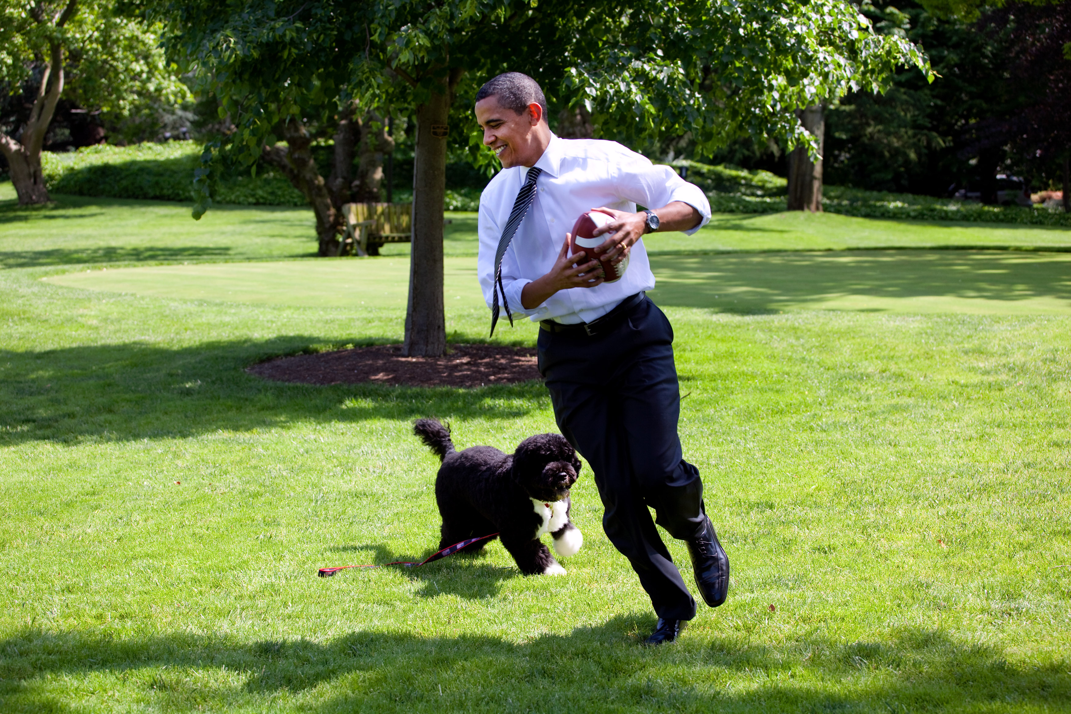 Barack_Obama_runs_away_from_the_family_d