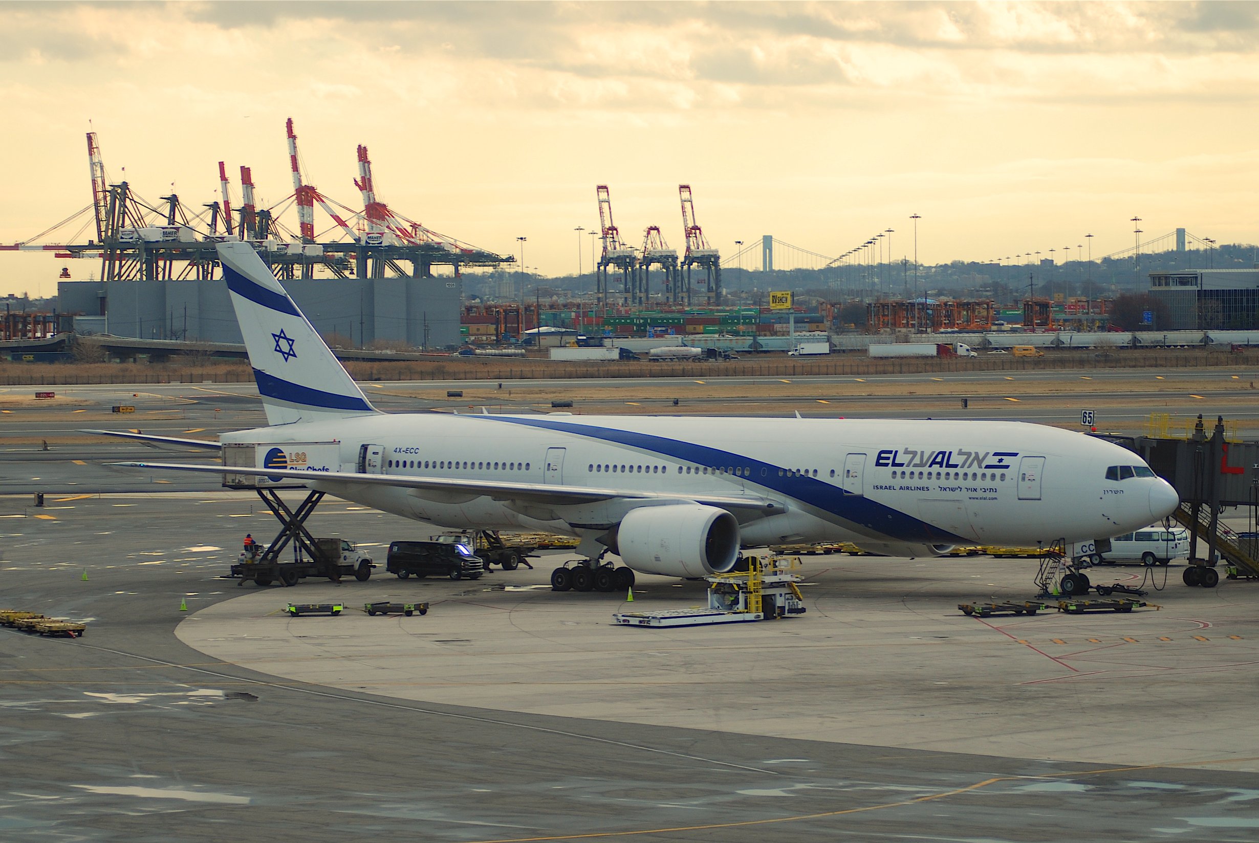 File:El Al Boeing 777-258ER; 4X-ECC@EWR;07.02