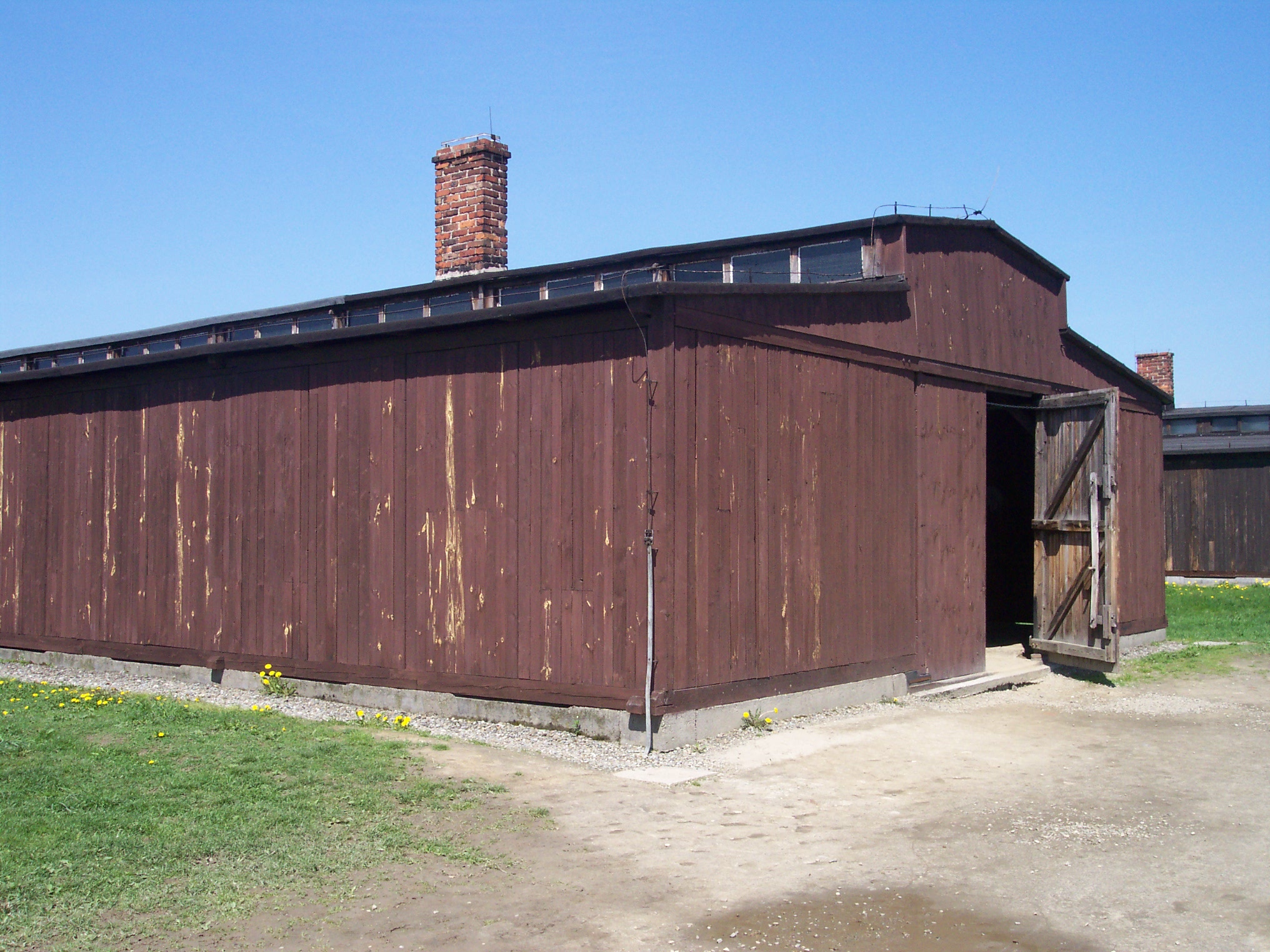 File:Barrack in Auschwitz II