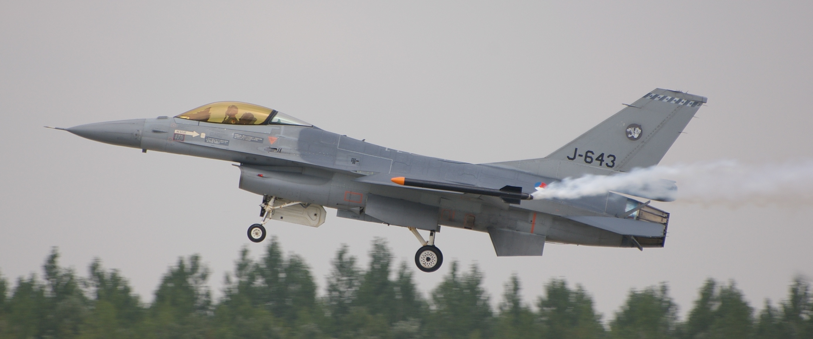 Lockheed Martin F-16 Fighting Falcon   ( caza polivalente monomotor USA ) Dutch_F-16_performing_in_Kecskemet