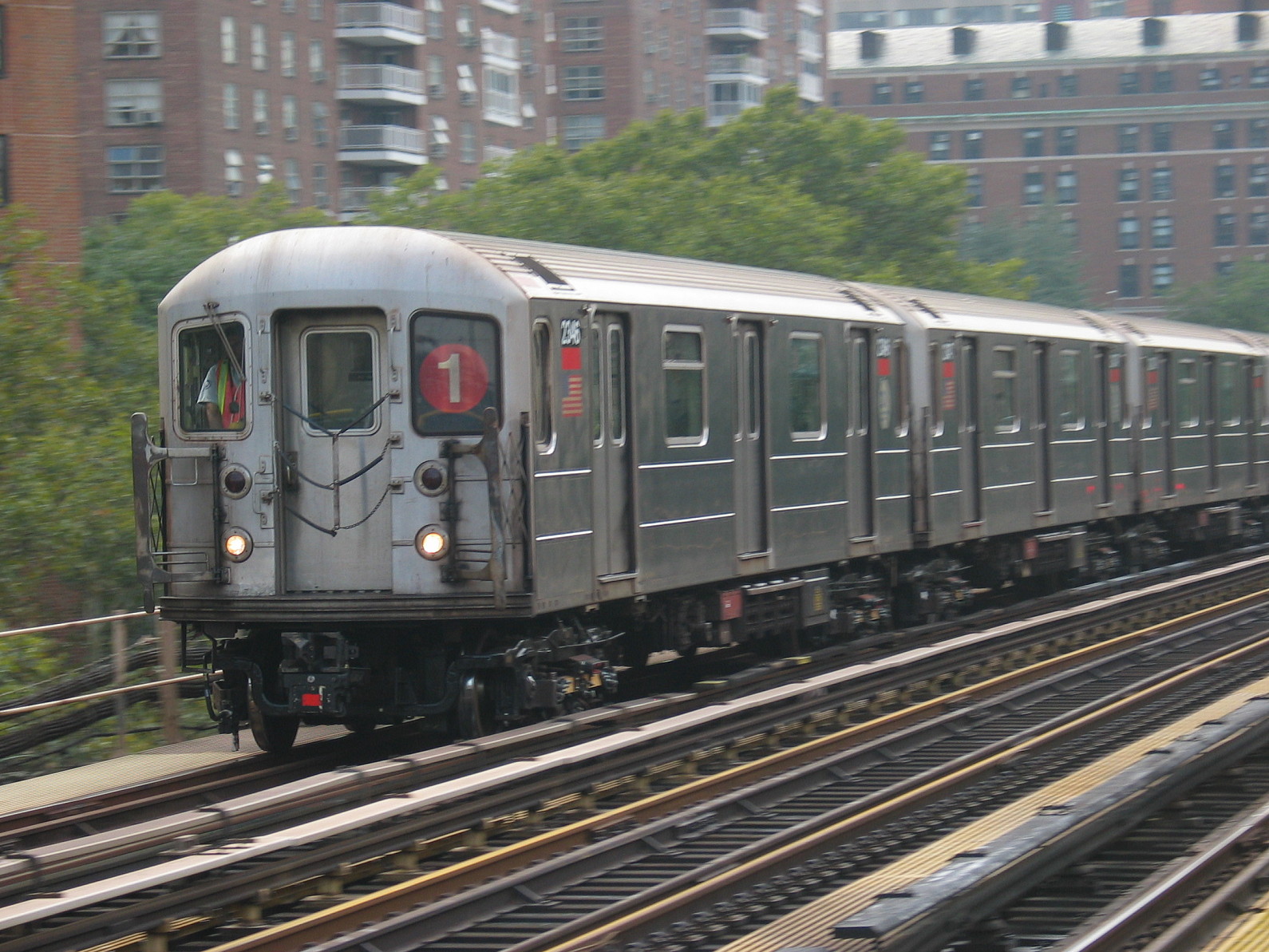 Subway_train_125th.jpg