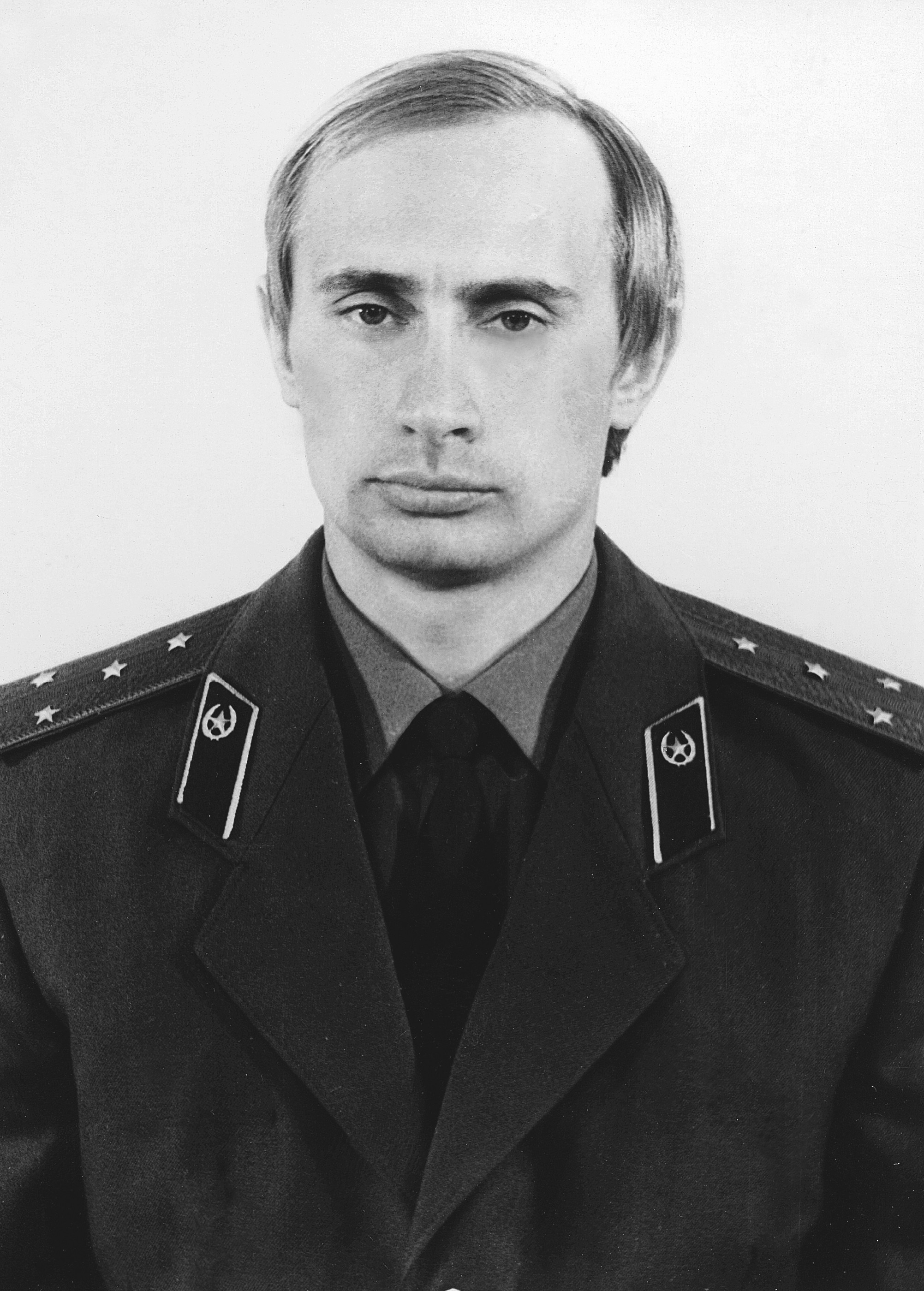 Ficheiro:Vladimir Putin in KGB uniform.jpg