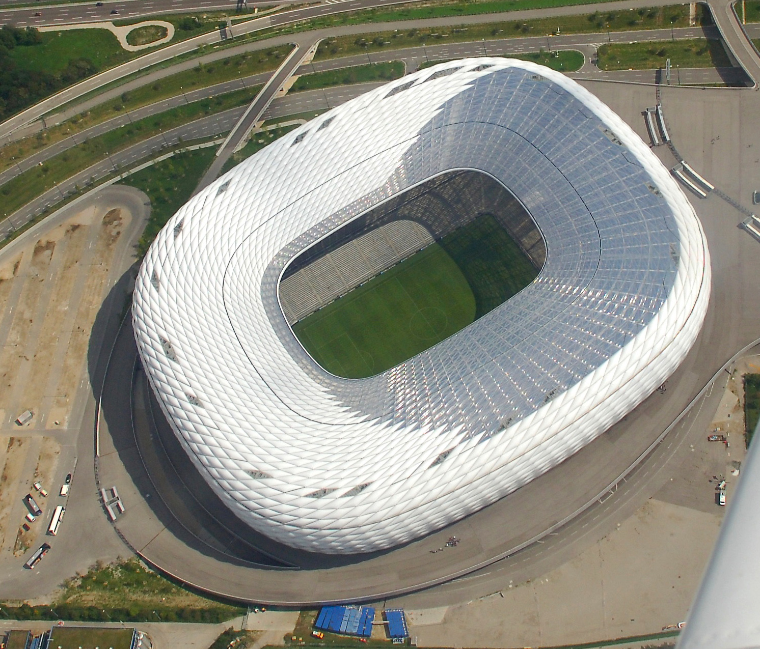 صور لملعب بايرن كأنه فراوله مأكول نصفها Allianz_Arena,_aerial_view