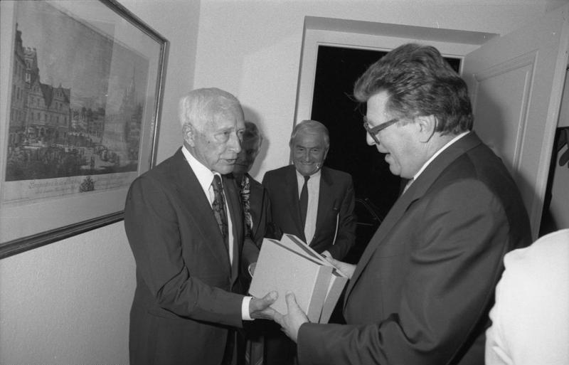 File:Bundesarchiv B 145 Bild-F073370-0003, Bad Godesberg, Ernst Jünger, Philipp Jenninger.jpg