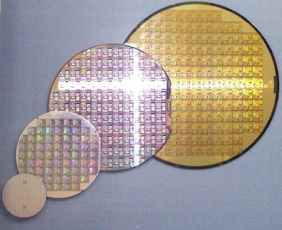 Fotografia di alcuni formati di wafer di silicio