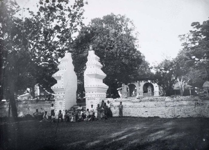 Berkas:COLLECTIE TROPENMUSEUM Kinderen voor de poort van de kraton Kanoman Cheribon TMnr 60005192.jpg