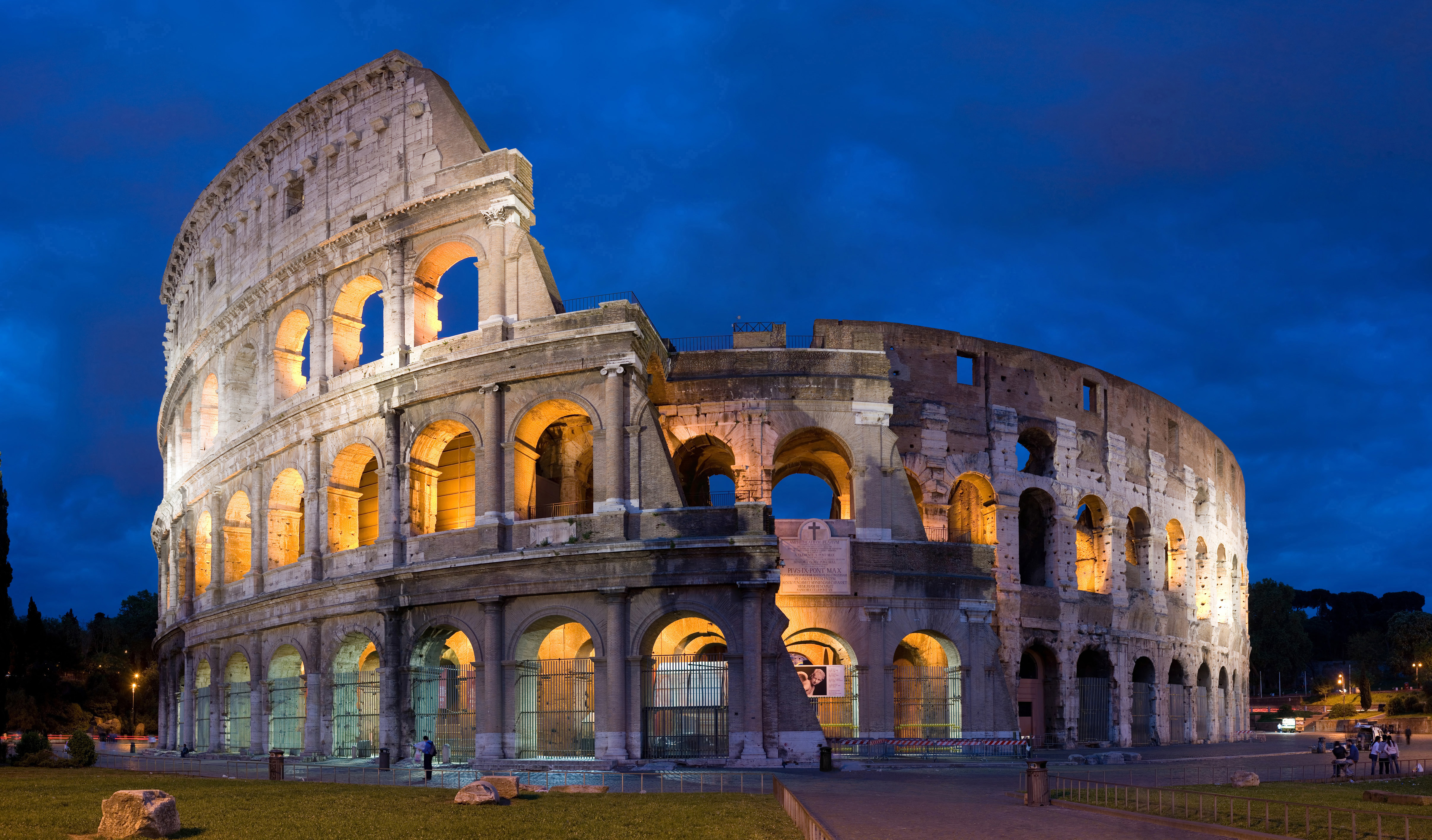 El Coliseo, al atardecer. Wikipedia, 2007.