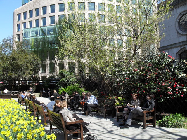 Lunchtime_in_the_churchyard_at_St_Andrew_Holborn_-_geograph.org.uk_-_1803335.jpg