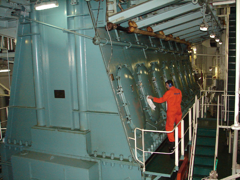 Main_engine_of_a_VLCC_tanker_3.jpg