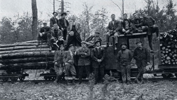 Students_from_Biltmore_Forest_School_inspecting_forest_rail_line_Germany_circa_1912.jpg