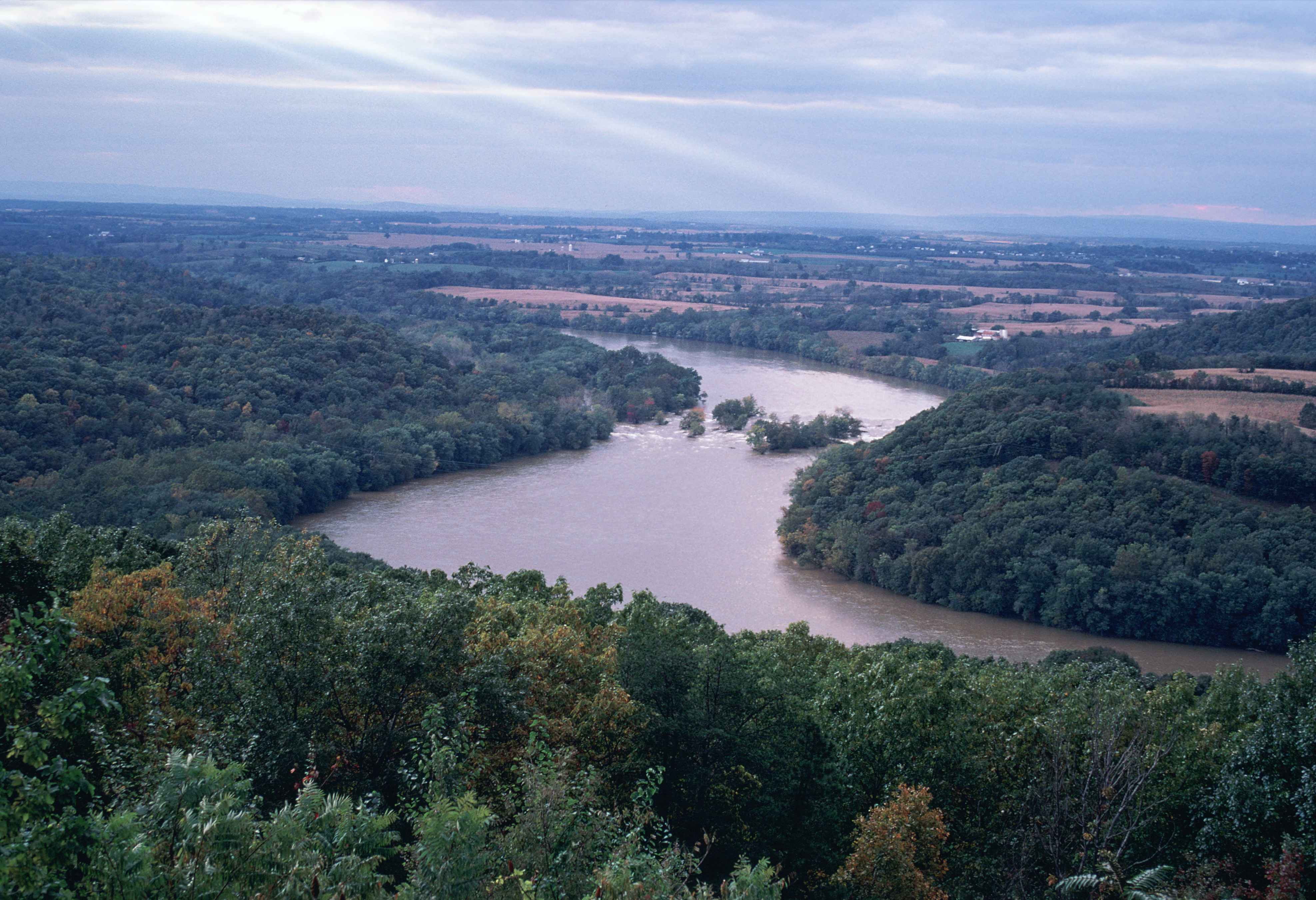 Description The Ohio river running between Ohio and West Virginia.jpg