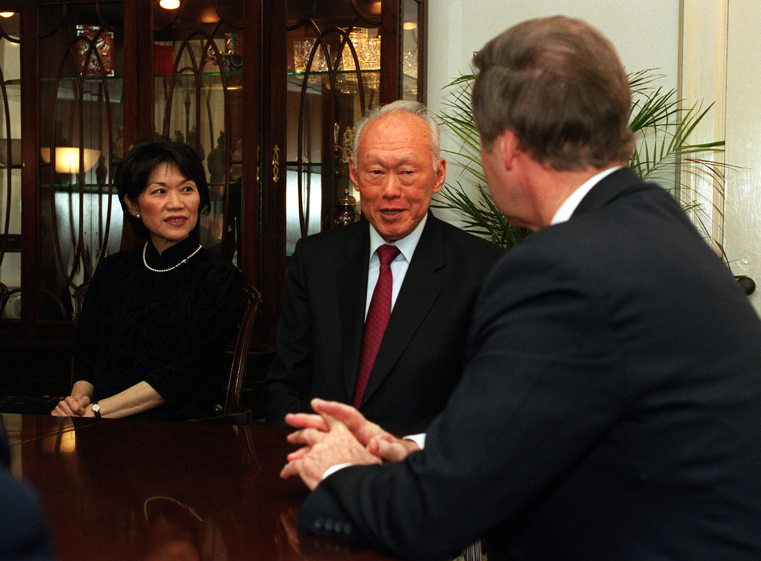 Ambassador to the USA Chan Heng Chee, Lee Kuan Yew, and US Secretary of Defense William Cohen in a room